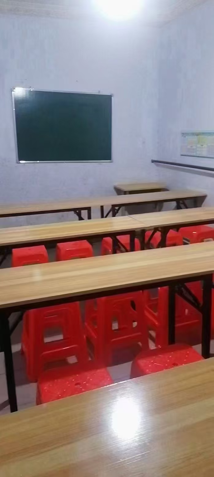 便宜处理部分桌子櫈子黑板，有意者联系（第 2 张）