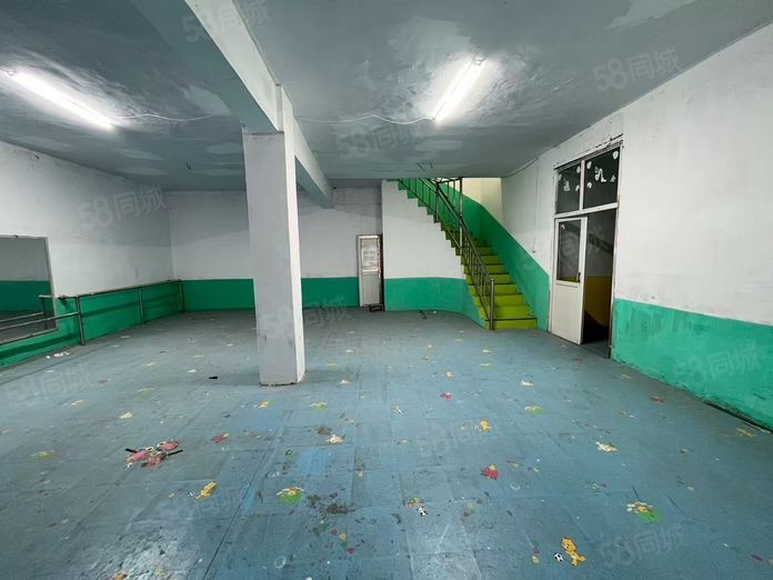 长期出租裴坡庄天和家园往东五十米独院，有两层楼，建筑面积500平左右加上600平（第 4 张）