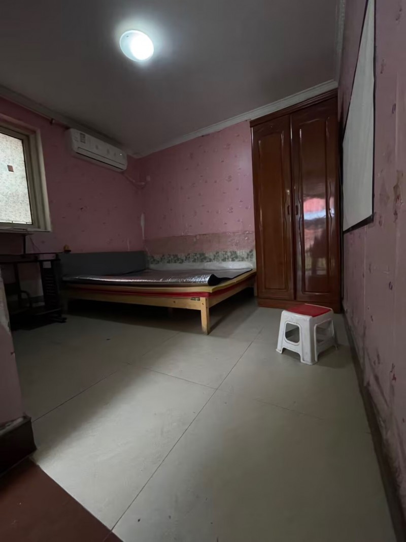 名园小区幼儿园西门口，车库改装小房，水电齐全，独立，家电有空调，洗衣机，热水器，（第 1 张）