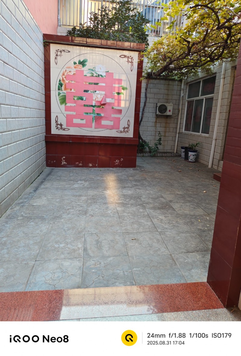 出租施庄临街独院，紧临中华大街，门口有停车位，家具齐全。（第 2 张）