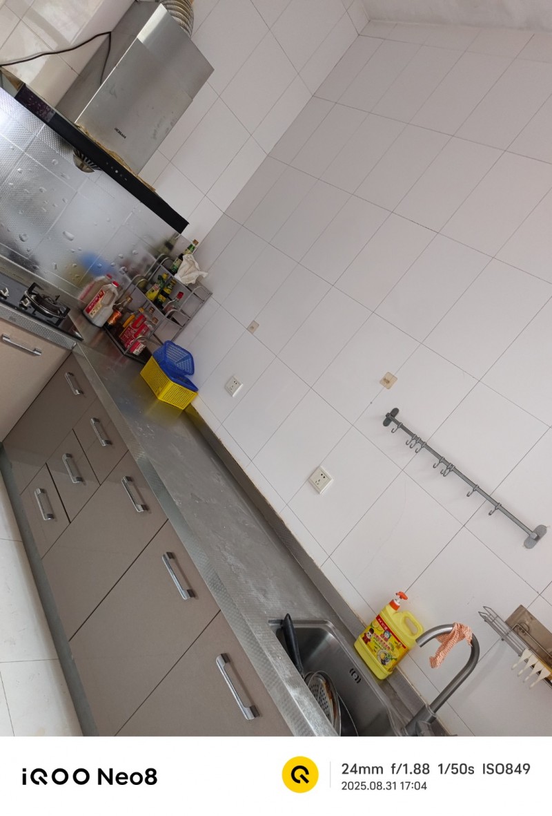 出租施庄临街独院，紧临中华大街，门口有停车位，家具齐全。（第 4 张）