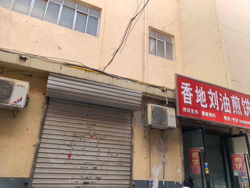 商业大楼后面。古街男装店门市对门一间门市出租。。租金一年5500，非诚勿扰（第 1 张）