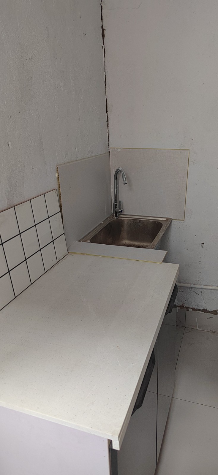 出租建安街中段路北小院，单元设计1室1厨1卫，有床衣柜空调热水器，拎包入住随时看（第 3 张）