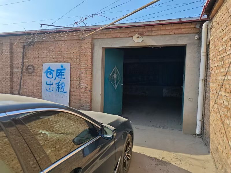 名关铁西富华小区对面，仓库出租，330平，水电齐全。（第 1 张）