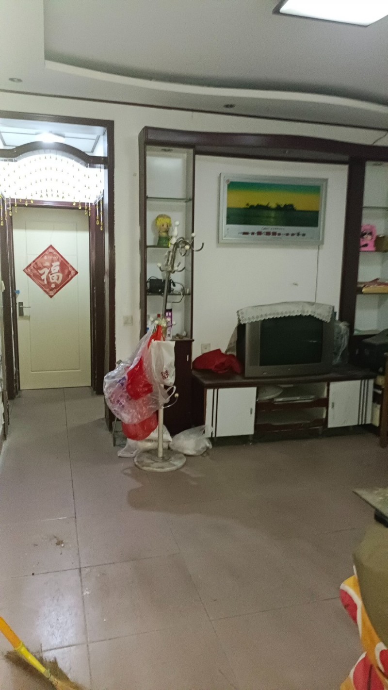 一楼带小院，三室一厅一卫，有空调洗衣机，通天然气，没有暖气，年租9000包物业（第 3 张）