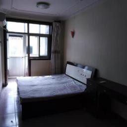 一楼带小院，三室一厅一卫，有空调洗衣机，通天然气，没有暖气，年租9000包物业（第 2 张）