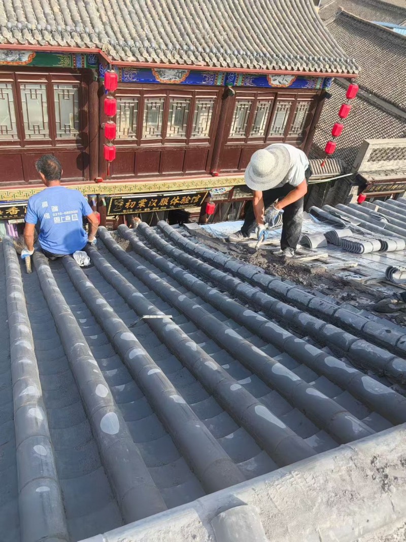 屋顶挂瓦施工队伍，专业施工队伍，承接平改坡，寺庙修建。（第 1 张）