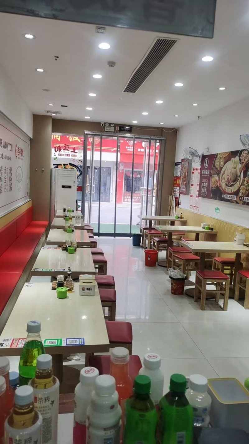 面72平
转让永年天骏美食
街餐饮店，位于繁华商圈，消费潜力大，店内装修精致（第 3 张）
