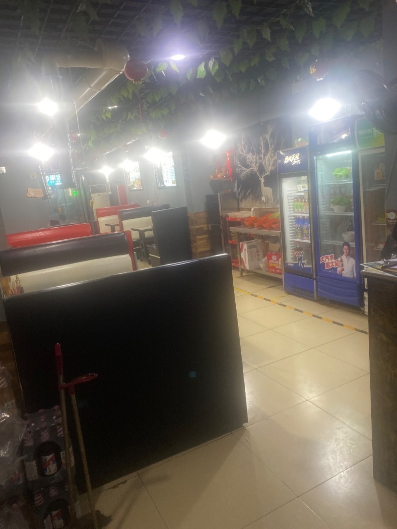 转让营业中餐饮店，临街纯一层，周边居民区，快递圆，旺铺老客户多，因去外地发展，现（第 2 张）