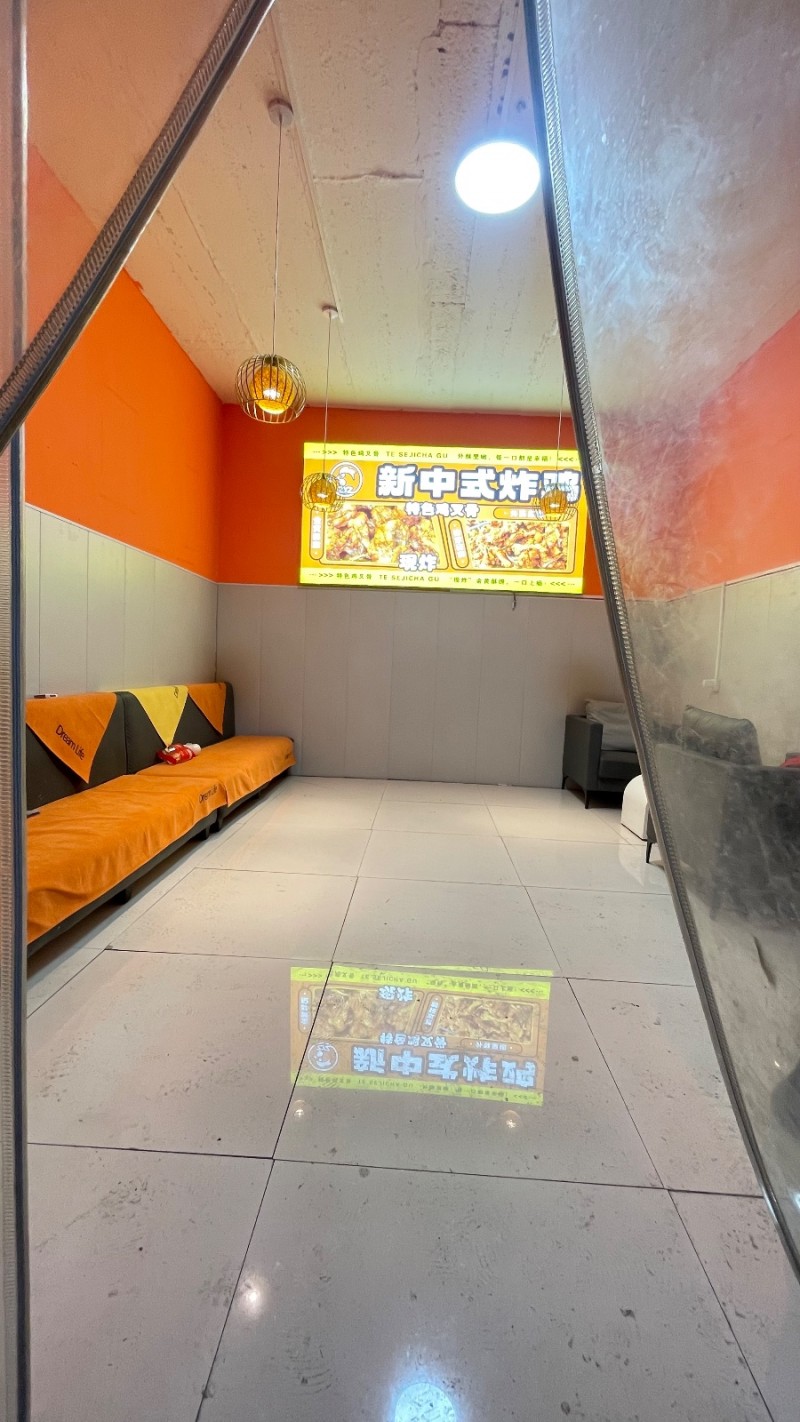 因个人原因无法继续经营，人流量多有稳定客户，店铺新装修地板也是新贴的带门口大灯箱（第 2 张）