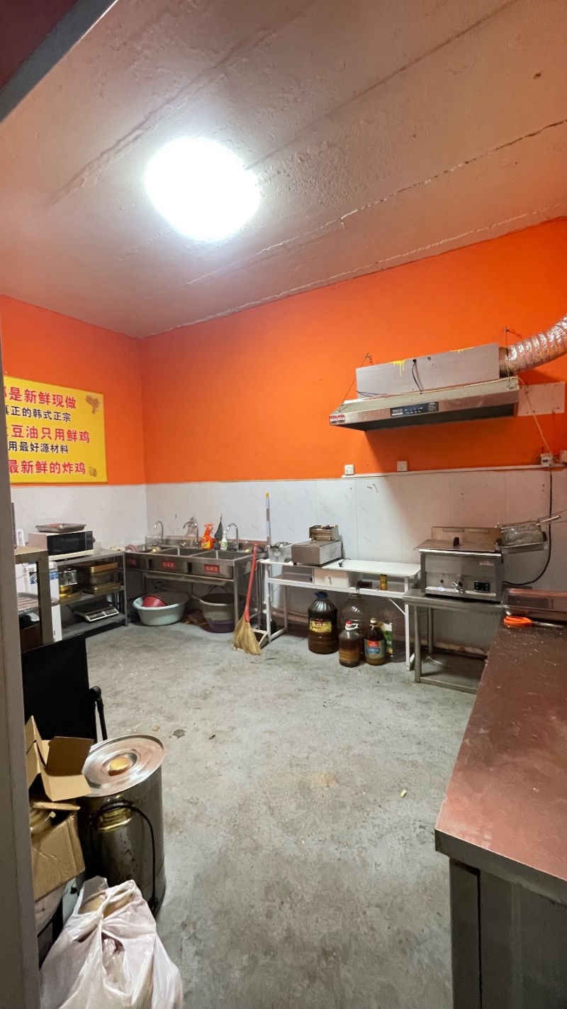 因个人原因无法继续经营，人流量多有稳定客户，店铺新装修地板也是新贴的带门口大灯箱（第 3 张）