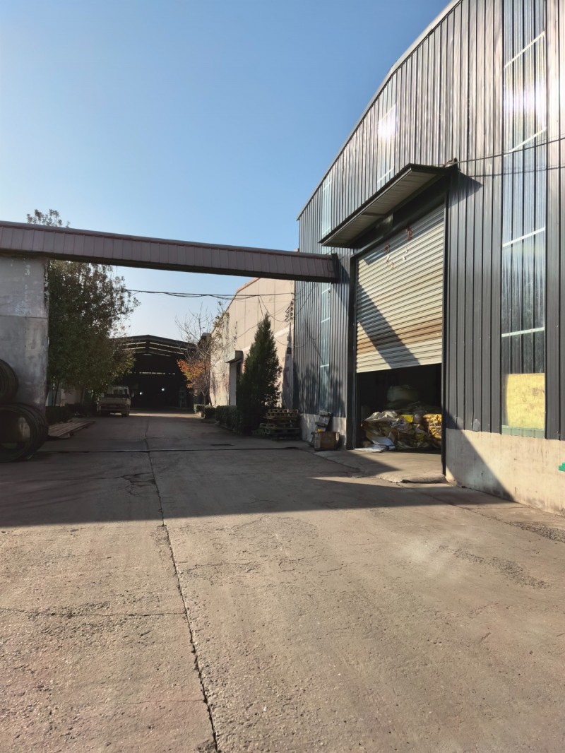 出租，段庄工业区大路边有4大间门面，开饭店，超市，都可以，
出租，厂里面2层，（第 1 张）