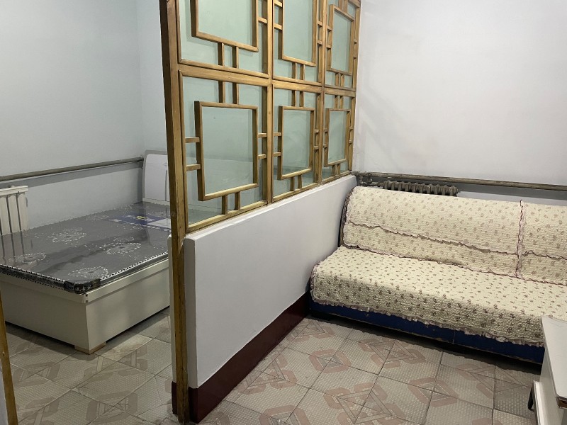 施庄村独院出租，位置在菜市街东头大米市场附近。两个北屋，一个浴室，一个厨房。院落（第 1 张）