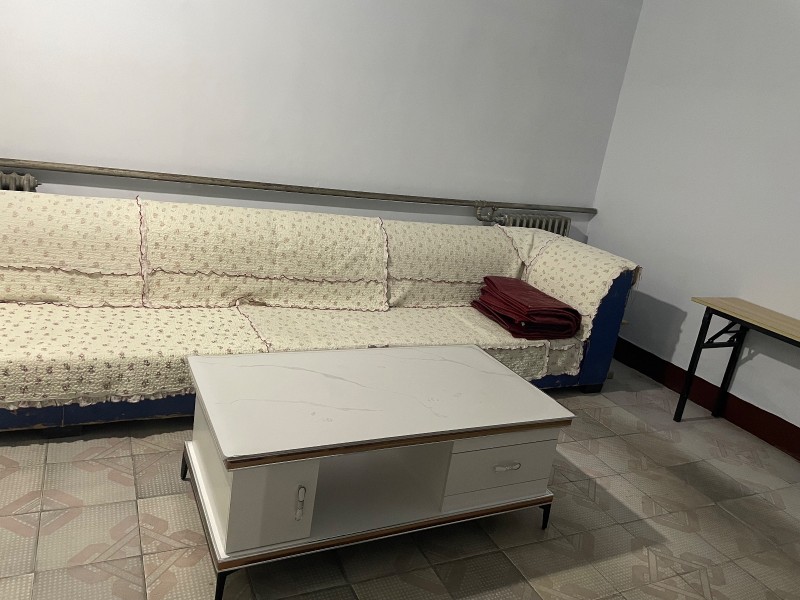 施庄村独院出租，位置在菜市街东头大米市场附近。两个北屋，一个浴室，一个厨房。院落（第 2 张）
