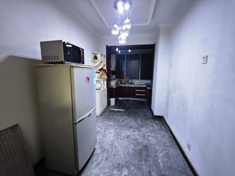 第二实验学校附近学区房，临近商场超市医院，交通便利，中间楼层，拎包入住，租金实惠（第 4 张）