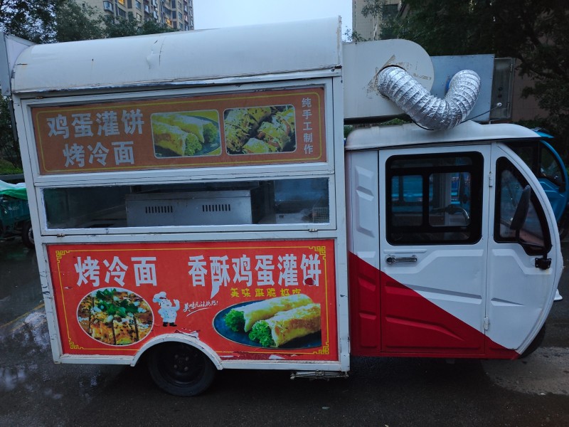 可自提 用了一年，多功能餐车，当初购买时10000元，现 在九成新，现价5500（第 1 张）