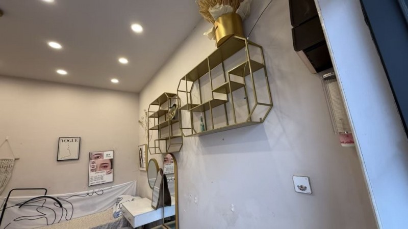 旺铺转让:百货后街第一道店铺(人流量大)，10平左右，有固定客源，可做女装或美甲（第 2 张）