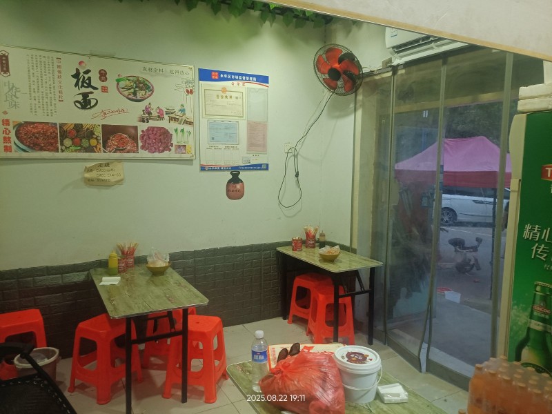 房间干净卫生，上下水齐全，自己买水电。（第 3 张）