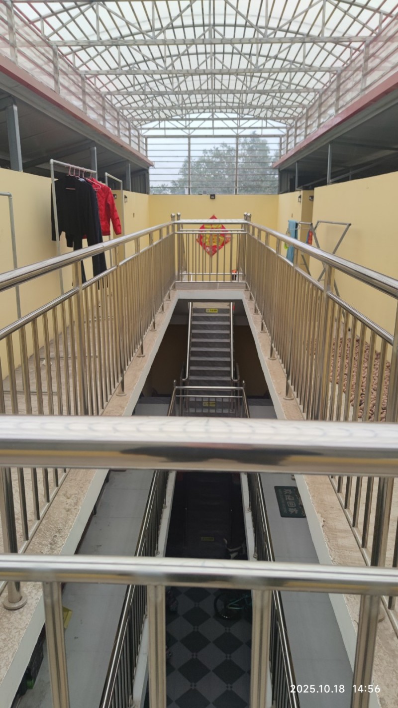 政府街交通岗东行500米路南，紧邻天俊，步行5分钟，独立卫生间，厨房，有热水器，（第 6 张）