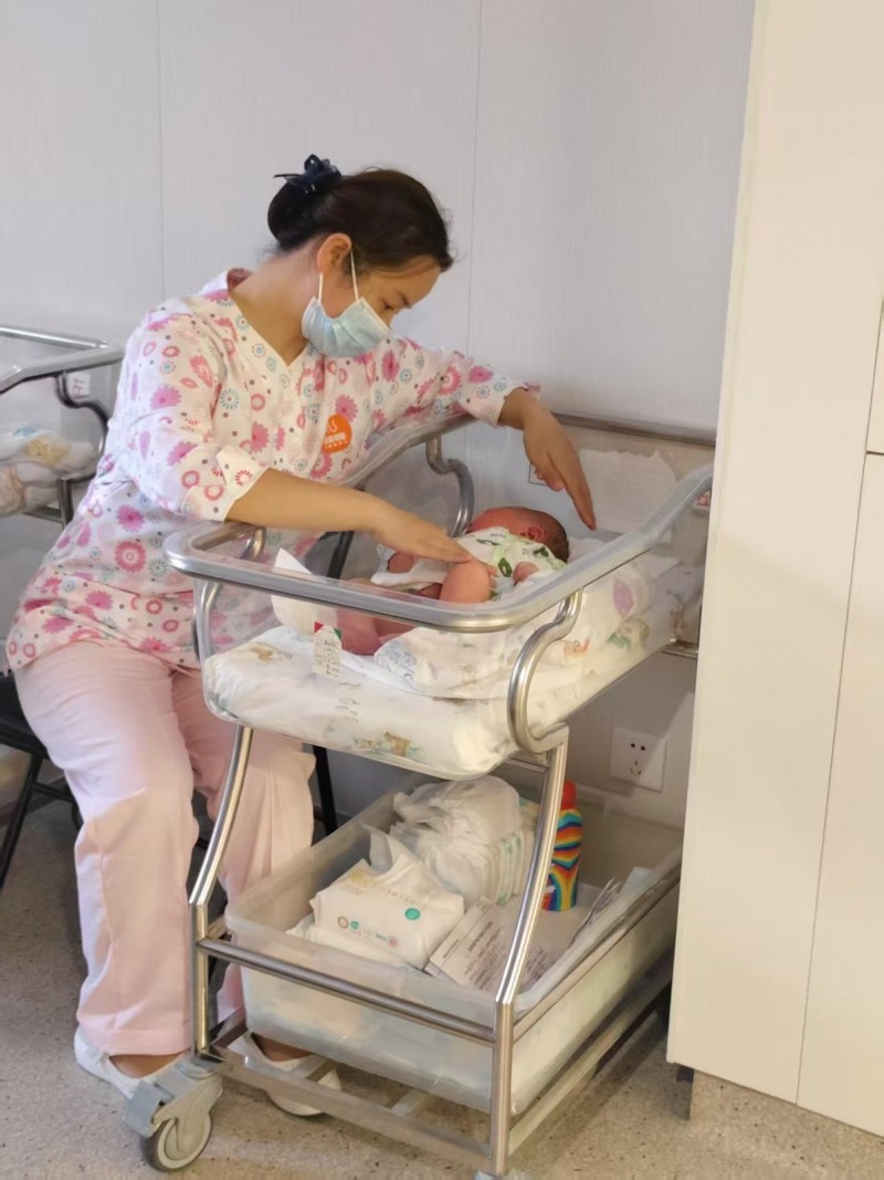 90后个人月嫂核心服务

新生儿护理：黄疸监测护理、湿疹热疹区分照料、脐部消（第 7 张）