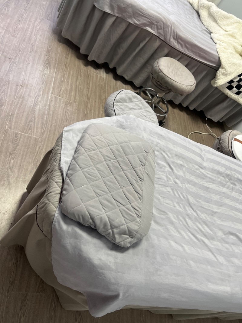 店面搬迁，处理四张美容床、格力35空调一个、吧台、玻璃茶几一个、冰箱一个（第 2 张）