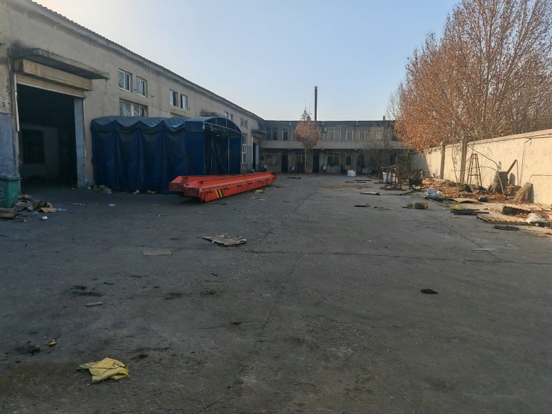 东洺阳村工业区厂房出租(车间，院子，办公楼)，带行车，地理位置方便能进大车。
（第 1 张）