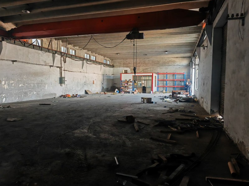 东洺阳村工业区厂房出租(车间，院子，办公楼)，带行车，地理位置方便能进大车。
（第 2 张）