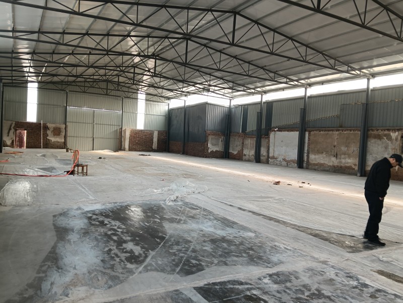 中华大街桥南路东，出租仓库1000平，可上航车，有住房，水电齐全，可过半挂。（第 2 张）