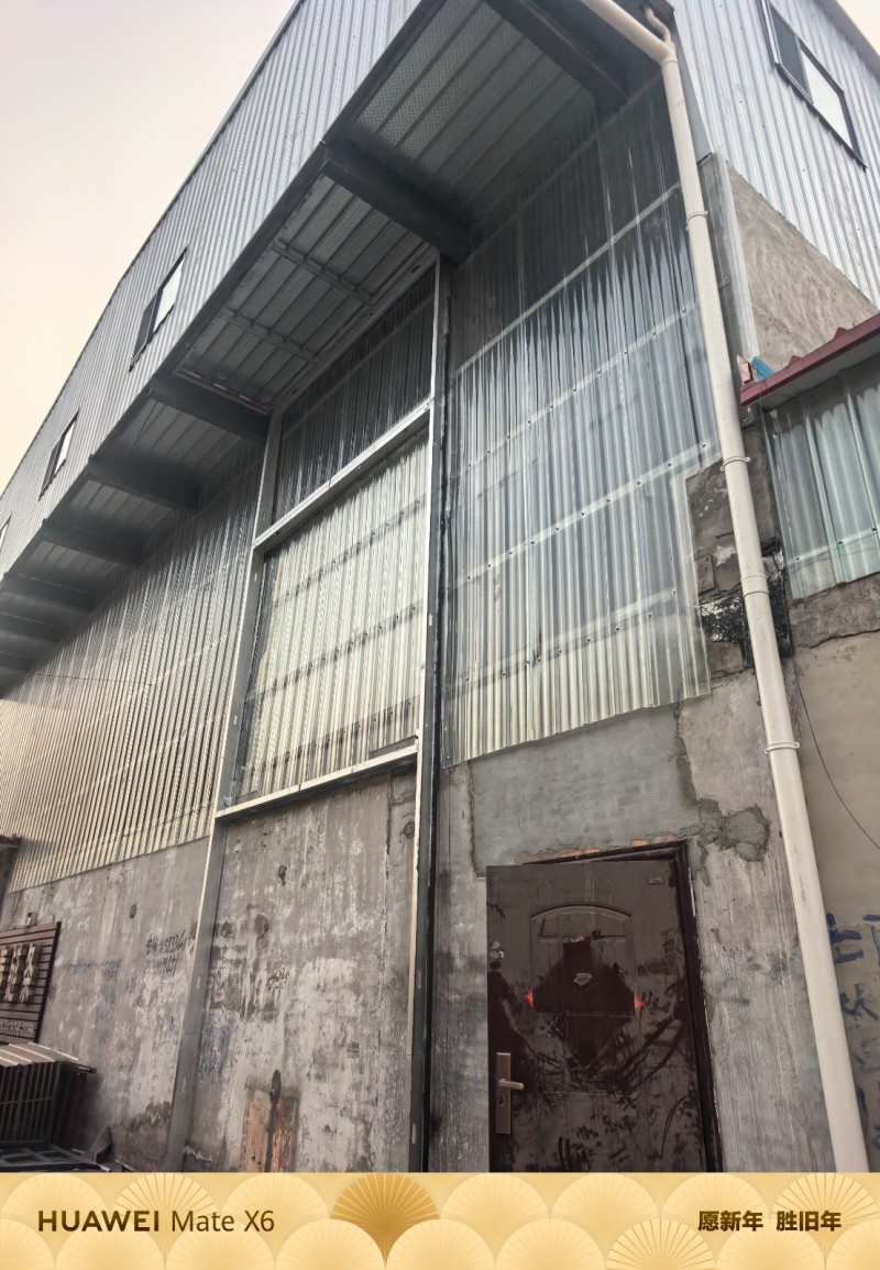 仓库二楼大平台出租，共550平，大平台有3T提升机，可放轻货，有单独楼梯上二楼，（第 1 张）