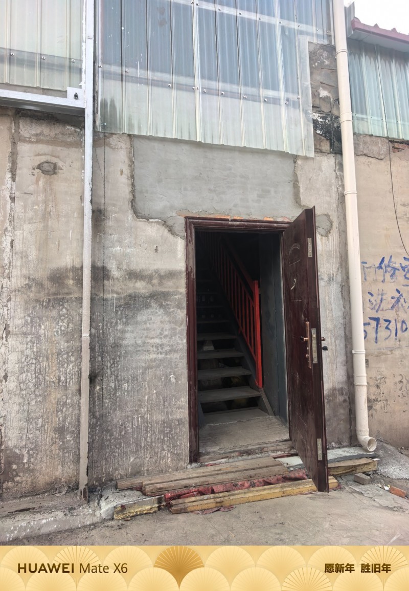 仓库二楼大平台出租，共550平，大平台有3T提升机，可放轻货，有单独楼梯上二楼，（第 3 张）