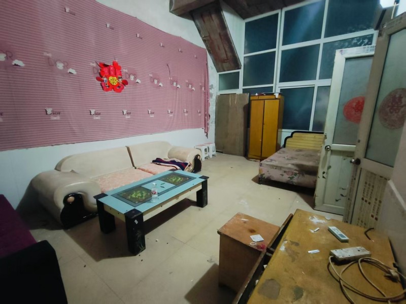 房屋出租（北屋和西屋）
五里村北屋新装修的，家居，水  电  有天燃气。齐全，（第 6 张）