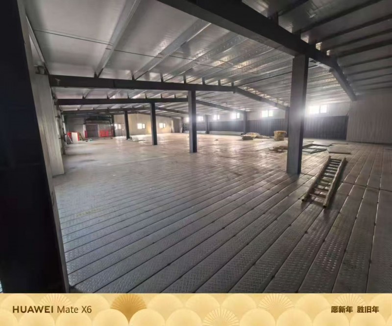 场地出租 ，二楼，550平 ，可放轻货，可当办公室，有3吨货梯，有步梯。 
⛳（第 2 张）