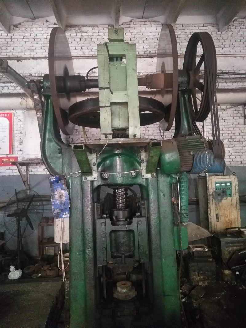 一台300吨汽动摩擦压机器
一台160吨摩擦压机器（第 1 张）