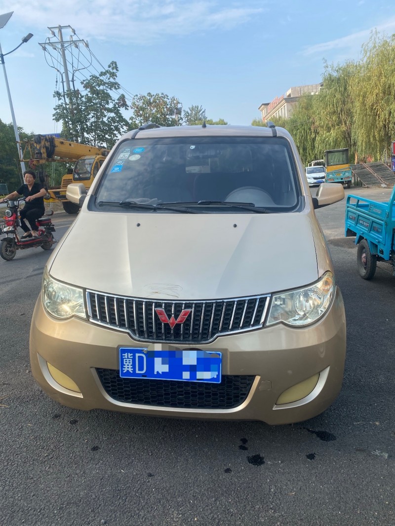 出一台自用的五菱宏光，14年年底准15年车况挺好，不上万（第 1 张）