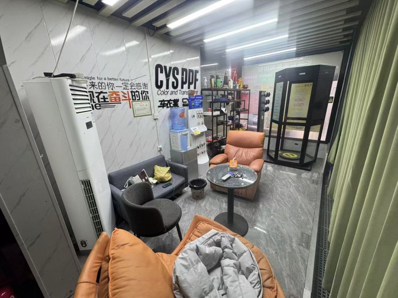 汇泽贴膜店，面积 80-120平米。

1. 成熟老店，客源稳定
开业多年（第 2 张）