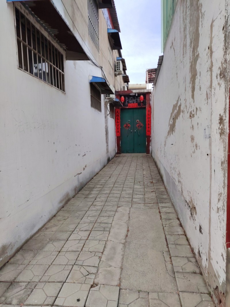 上下两层五个卧室，两个客厅，有家俱家电，水电气齐全，环境很好，地理位置出行停车十（第 2 张）