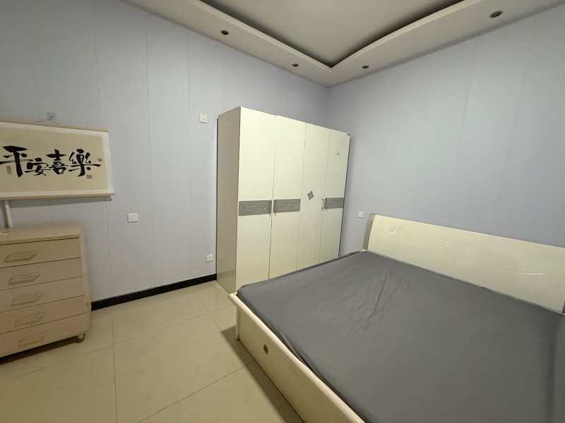 一室一厅，男租客，一个月500，水电暖齐全，全自动洗衣机热水器书桌都有，照片有限（第 2 张）