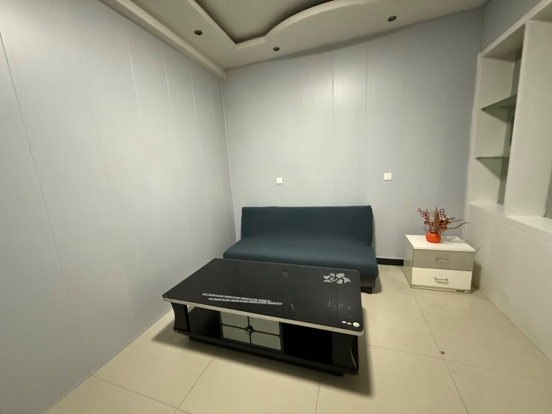 一室一厅，男租客，一个月500，水电暖齐全，全自动洗衣机热水器书桌都有，照片有限（第 3 张）