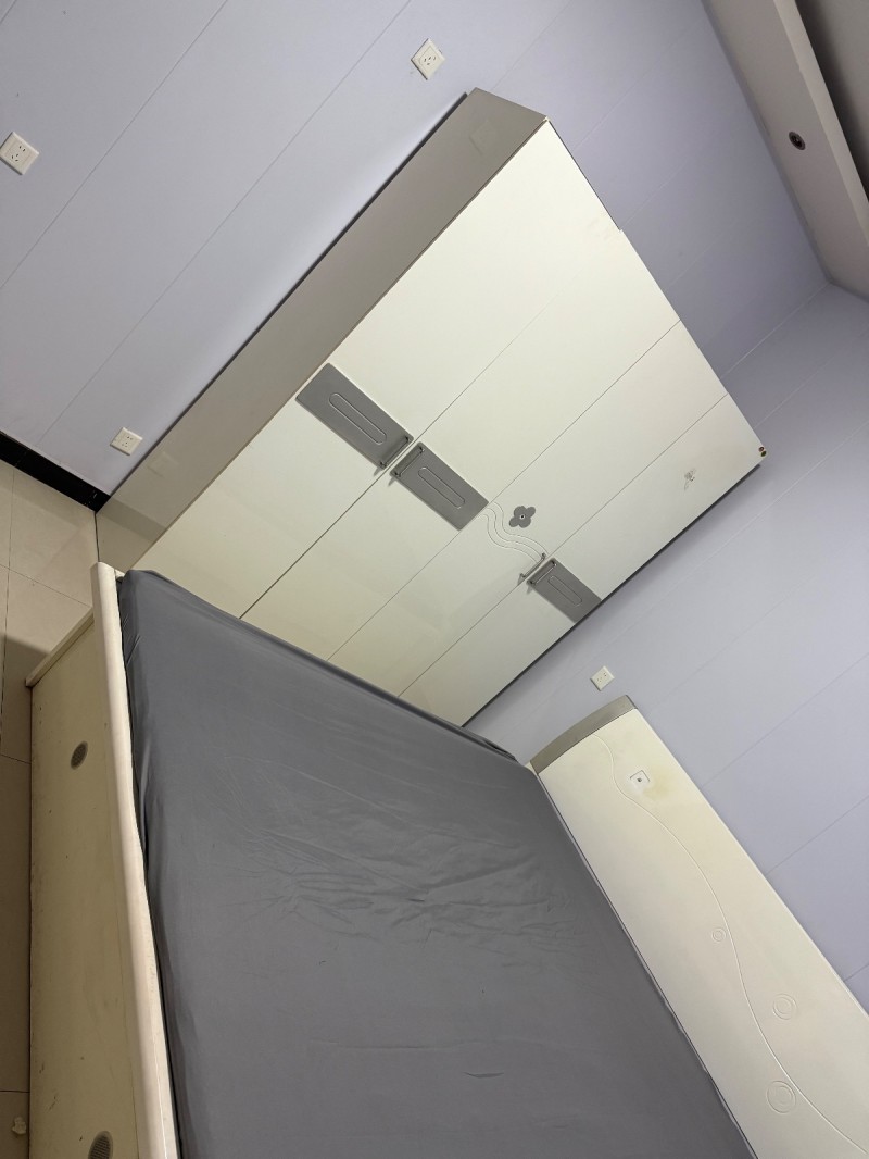一室一厅，男租客，一个月500，水电暖齐全，全自动洗衣机热水器书桌都有，照片有限（第 5 张）