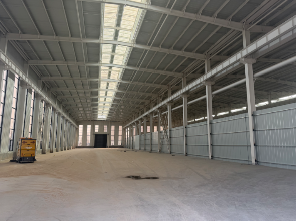 厂房出租 
东工业区3800平方 
交通便利 可进大车 
东工业区优质厂房（第 2 张）