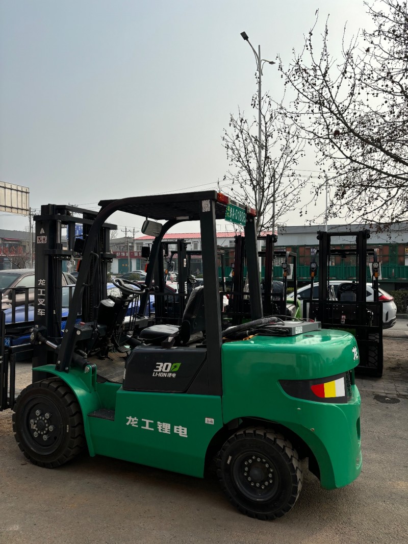 出售3吨龙工锂电叉车，23年，四条实心胎，带侧移，几百小时（第 2 张）