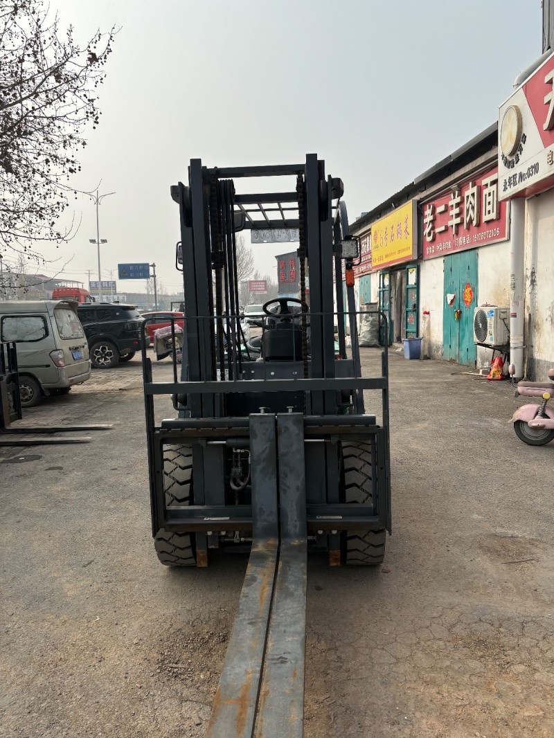 出售3吨龙工锂电叉车，23年，四条实心胎，带侧移，几百小时（第 4 张）