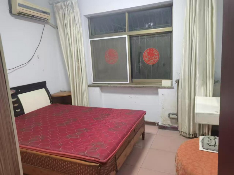 107火车站北，企业局北楼三单元一楼西户三室一厅带地下室带小院，水电暖齐全。1（第 1 张）