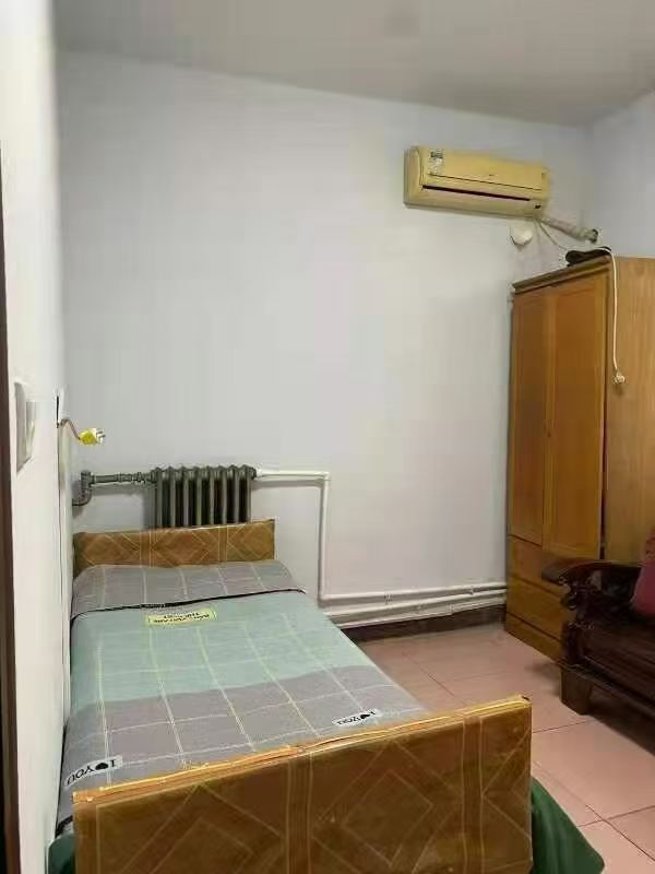 107火车站北，企业局北楼三单元一楼西户三室一厅带地下室带小院，水电暖齐全。1（第 5 张）