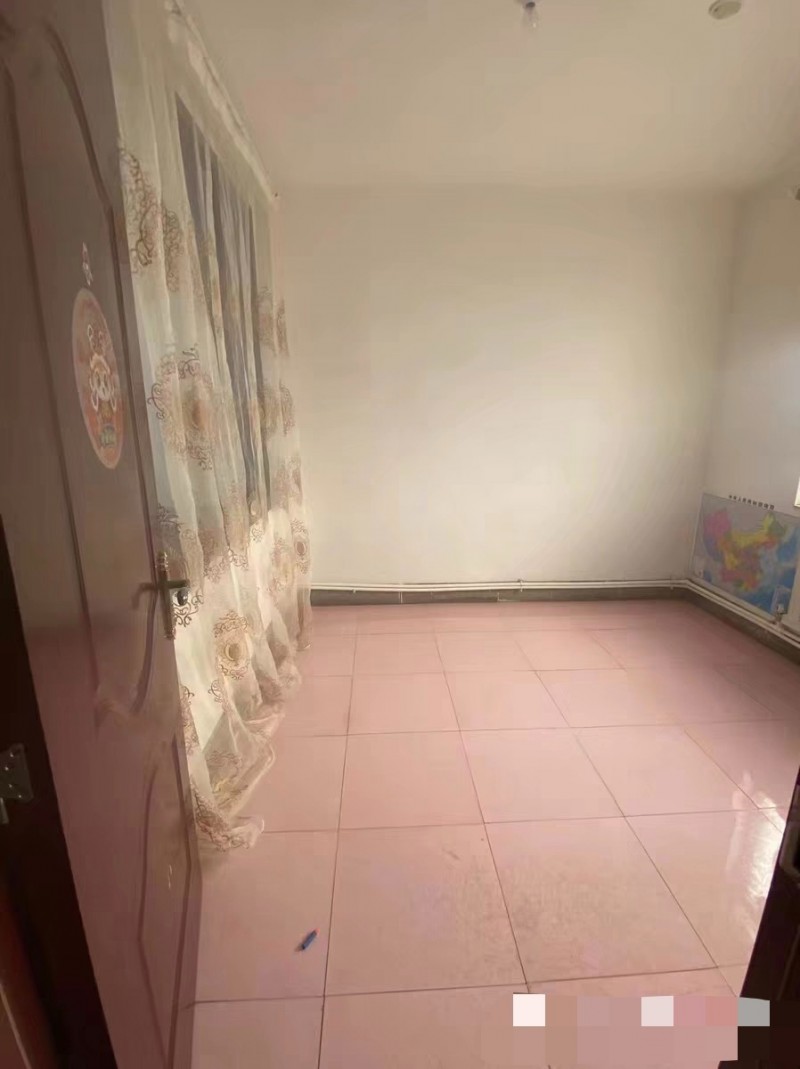【房东出租】三室两厅一卫，家电齐全，拎包入住。
临洺关镇太极广场东边，施庄村北（第 4 张）