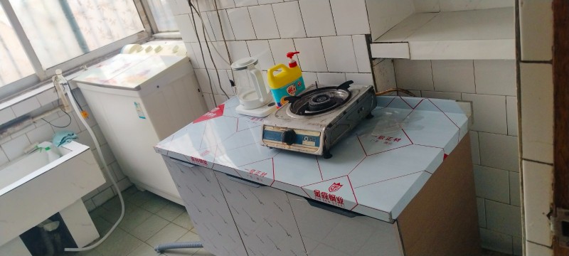 【房屋出租】一年7000元。电子一条街，黄金二楼，繁华地段，距一实和二实都较近。（第 4 张）