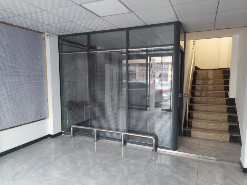 旺铺门市出租 产业城东门临街门市上下3层，精装修 地段好！位置优越，交通便利 （第 4 张）