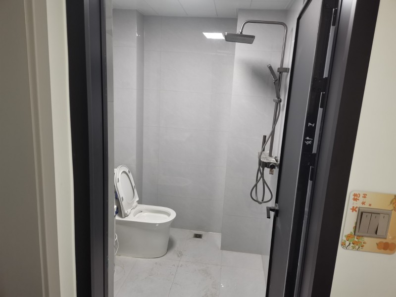 出租紫钢苑，精装修家具家电齐全拎包入住，好楼层，大客厅大阳台采光好，交通便利，紧（第 1 张）