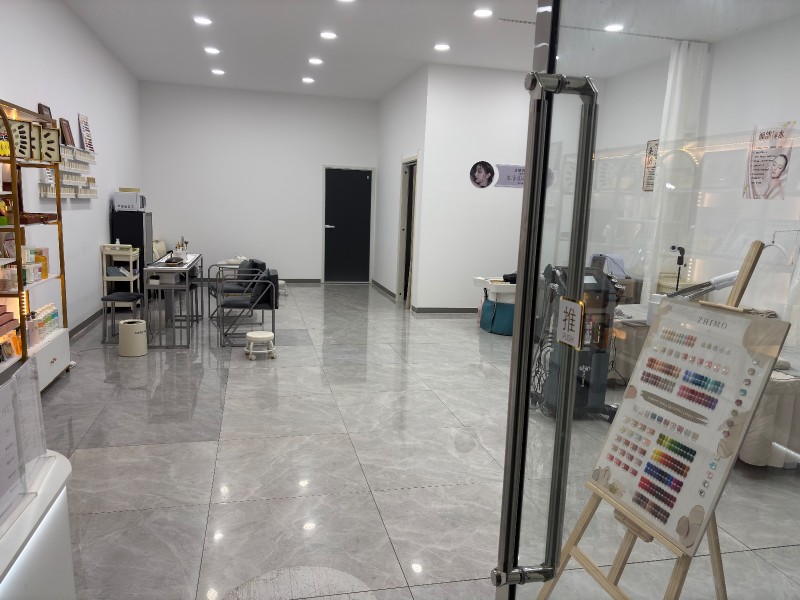 因身体原因忍痛转让，浮图店美容美甲店，店铺紧邻好想来，韵达快递，人流量大，店内设（第 1 张）