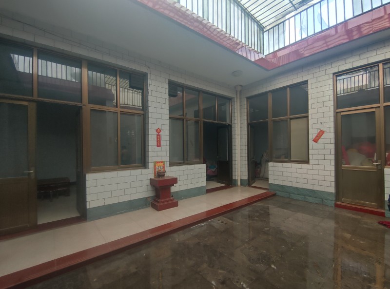 四千多一平名关主城区临街独院，12*15米，180平，浇筑框架结构，全地暖，民水（第 1 张）